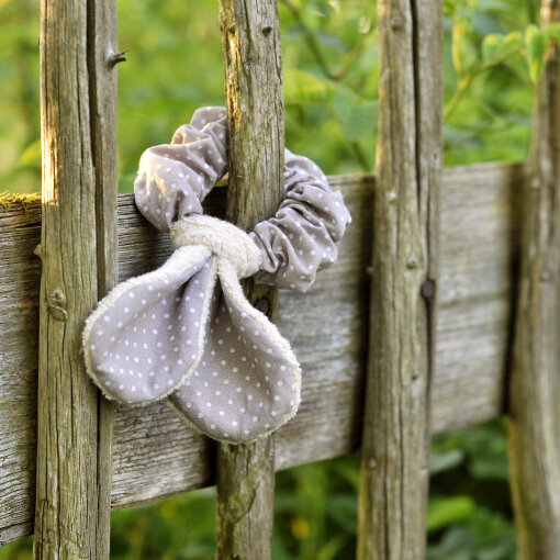 gumička ušatá šedá s puntíky